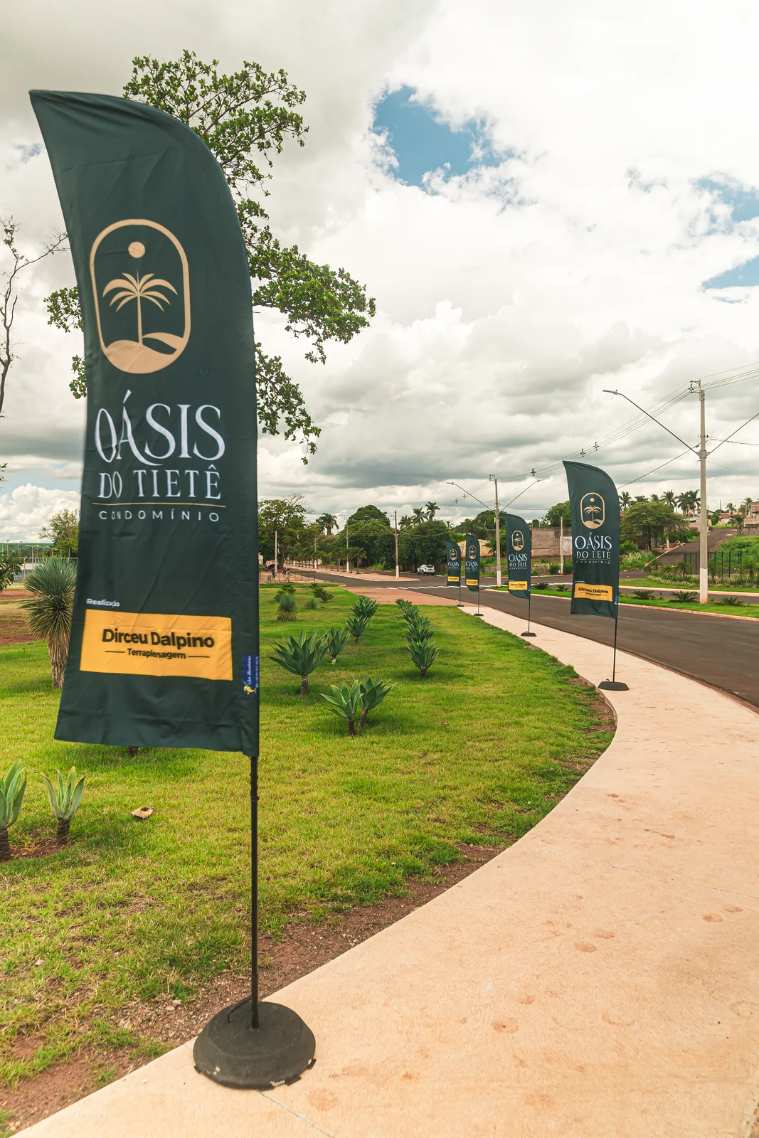 Bandeira Oasis Do Tiete Na Calcada